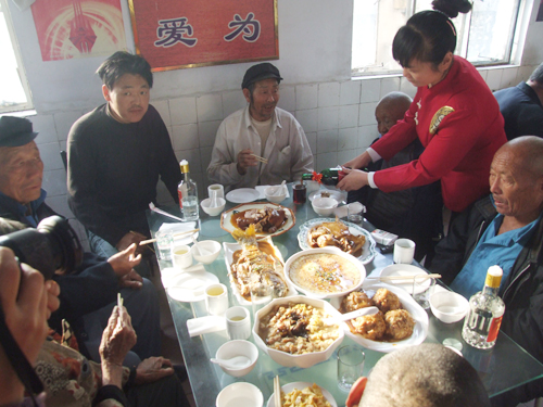 服務(wù)大眾·回報(bào)社會(huì)——沂州府公司組織員工到羅莊敬老院慰問(wèn)