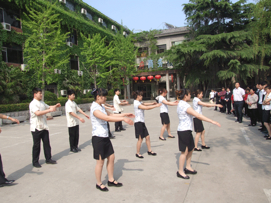 沂州府公司舉辦“迎五四 頌青春 展風(fēng)采”趣味運(yùn)動會